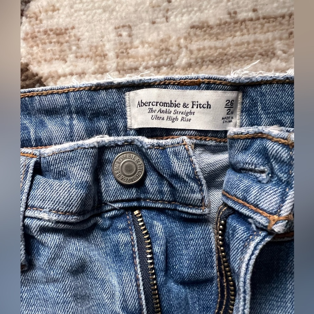Abercrombie & Fitch Ultra High-Rise Ankle Straight Denim Jeans (short)